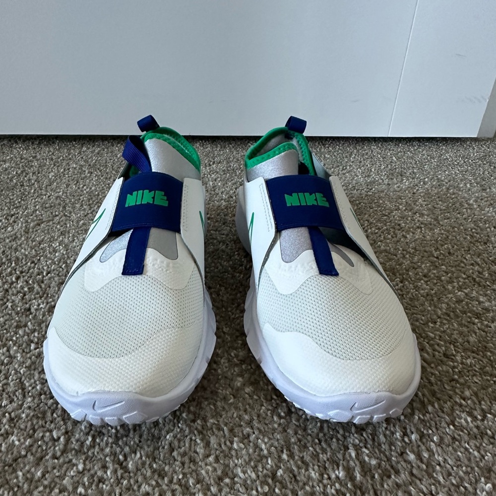NEW Nike Dynamo Go FlyEase “Just Do It” Youth Sneakers (Size 5Y)